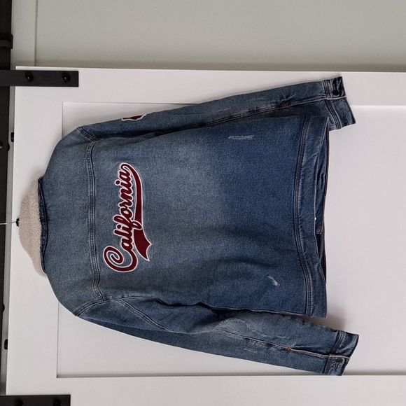 Hollister SHERPA-LINED DENIM TRUCKER JACKET - Picture 3 of 7